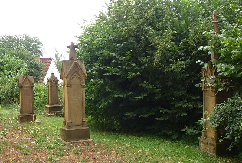Grabsteine südlich der Stapelager Kirche